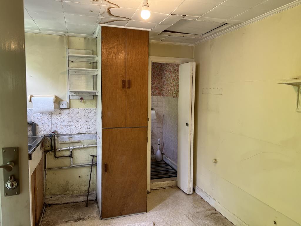 Lot: 25 - TWO-BEDROOM COTTAGE IN NEED OF IMPROVEMENT - Kitchen of Spraggs Cottage a two bedroom cottage in need of improvement